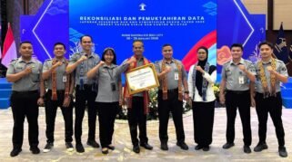 Kakanwil Kemenkum Sulbar Saefur Rochim menerima penghargaan IKPA Terbaik di Jakarta