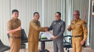 Penyerahan SK Plt Kepala DPMPTSP Sulbar Amir Dado