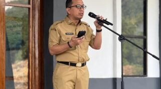 Kadis KominfoSS Sulbar Muhammad Ridwan Djafar memimpin apel pagi ASN di Mamuju.