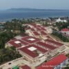 Tampak udara Sekolah Rakyat Terintegrasi 3 Sulawesi Barat yang berdiri megah di atas bukit dengan panorama laut. Kawasan pendidikan terpadu yang dibangun Kementerian PU ini menjadi bukti pemerataan akses pendidikan hingga wilayah pesisir, bagian dari 100 Sekolah Rakyat Tahap II di 32 provinsi yang menyerap 97.000 tenaga kerja lokal. (Foto: Kementerian PU / PU608)