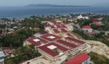 Tampak udara Sekolah Rakyat Terintegrasi 3 Sulawesi Barat yang berdiri megah di atas bukit dengan panorama laut. Kawasan pendidikan terpadu yang dibangun Kementerian PU ini menjadi bukti pemerataan akses pendidikan hingga wilayah pesisir, bagian dari 100 Sekolah Rakyat Tahap II di 32 provinsi yang menyerap 97.000 tenaga kerja lokal. (Foto: Kementerian PU / PU608)