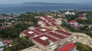 Tampak udara Sekolah Rakyat Terintegrasi 3 Sulawesi Barat yang berdiri megah di atas bukit dengan panorama laut. Kawasan pendidikan terpadu yang dibangun Kementerian PU ini menjadi bukti pemerataan akses pendidikan hingga wilayah pesisir, bagian dari 100 Sekolah Rakyat Tahap II di 32 provinsi yang menyerap 97.000 tenaga kerja lokal. (Foto: Kementerian PU / PU608)
