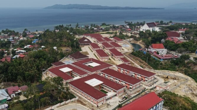 Tampak udara Sekolah Rakyat Terintegrasi 3 Sulawesi Barat yang berdiri megah di atas bukit dengan panorama laut. Kawasan pendidikan terpadu yang dibangun Kementerian PU ini menjadi bukti pemerataan akses pendidikan hingga wilayah pesisir, bagian dari 100 Sekolah Rakyat Tahap II di 32 provinsi yang menyerap 97.000 tenaga kerja lokal. (Foto: Kementerian PU / PU608)